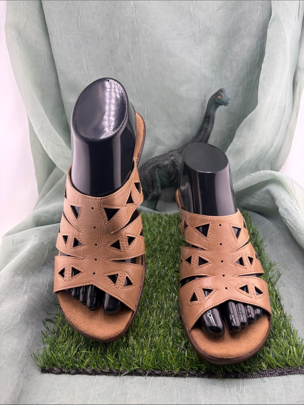 AEROSOLES Women’s Tan Geometric Cutout Slide Sandals | 8